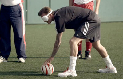 Galerie Foto şi Video! » Beckham s-a antrenat legat la ochi alături de naţionala paralimpică