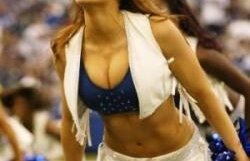 O majoretă atacată de un cowboy