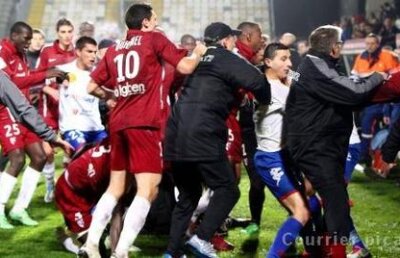 Bătaie generală la un meci din Franţa!