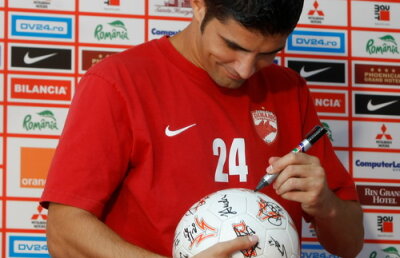 Săptămîna Derby-ului de România, tur de forţă pentru dinamovişti » ”Cîinii” dau astăzi autografe în Băneasa
