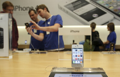 Iphone 4S te poate ajuta să găseşti prostituate, nu şi o clinică pentru un avort