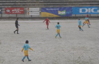 Joci fotbal? Fii bărbată! La noi, fetele bat mingea în condiţii extreme