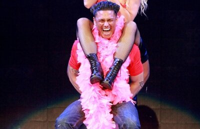 FOTO! Britney Spears, striptease pe scena!