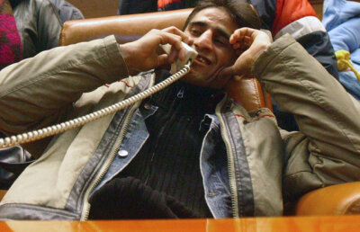 Mai mulţi abonaţi de telefonie fixă, mai puţine minute cu receptorul la ureche