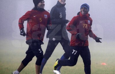 FOTO Steaua a efectuat antrenamentul oficial în ceaţă, dar cu zîmbetul pe buze