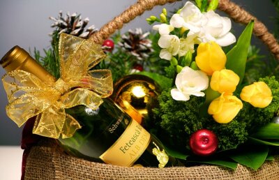 Dăruieşte de Sărbători un coş cu dulciuri, flori şi vin!