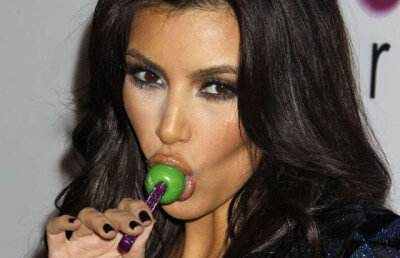 Kim Kardashian, complet lipsita de maniere!