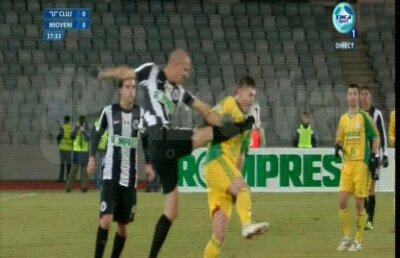 FOTO » Două minute de COŞMAR pentru U Cluj! Eliminare, apoi gol STUPID primit de ardeleni