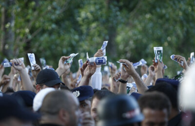 Steliştii vin la stadion şi pe frig şi pe ploaie » 8.000 de bilete vîndute pînă acum