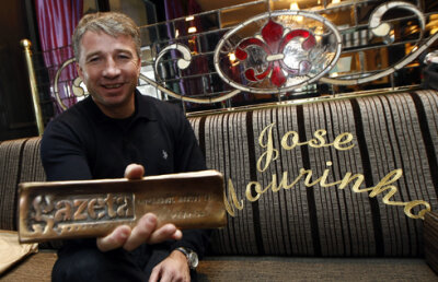 Dan Petrescu este pentru a treia oară la rînd antrenorul anului: "Vreau să-i întrec pe Hagi şi pe Popescu la un loc!"