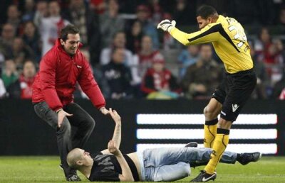 VIDEO Huliganul de la Ploieşti are fani în Olanda :O » Portarul lui Alkmaar a reacţionat la fel ca Martinovici!