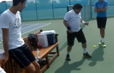 VIDEO Vezi ce face Maradona cu mingea de tenis în faţa lui Djokovici!