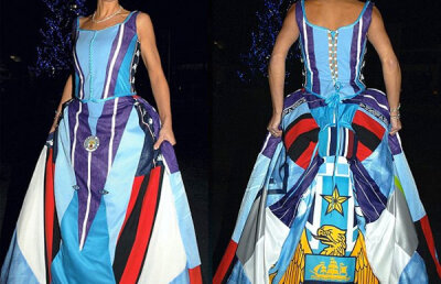 Mireasa fanatică :) Şi-a făcut rochie din tricourile celor de la Manchester City!