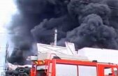 Incendiul de la Suceava SE EXTINDE RAPID! Echipajele de pompieri, suplimentate. Imagini cu fabrica în flăcări