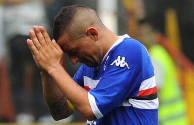 Suporterii Sampdoriei nu mai suportă umilinţa! Şi-au scuipat favoriţii la antrenament :S