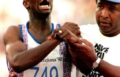 VIDEO Bărbatul care şi-a ajutat fiul să încheie cursa la JO din 1992, invitat să poarte torţa olimpică