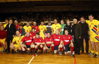 GALERIE FOTO Show pentru Kasandra! » Steaua '86 şi Generaţia de Aur au umplut Polivalenta