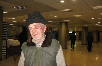 Bătrân bătut de jandarmi: “Mor pentru tineretul ăsta, dă-mă dracu’! Eu mi-am trăit viaţa”