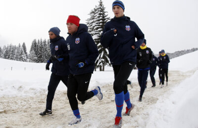 Ilie Stan i-a avertizat pe stelişti: "Accidentările vă trădează viaţa nesportivă!"