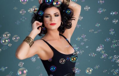 Ellie White este mai difuzata decat Antonia, Raluka si Delia Matache