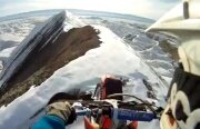 Cu motocicleta în vârf de munte