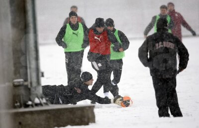 FOTO » Rapidiştii au jucat fotbal pe zăpadă la Buftea