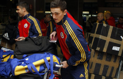 Plecarea naţionalei, întîrziată din cauza bagajelor: Piţurcă a luat 10 baxuri de "vitamine pentru Mondiale"