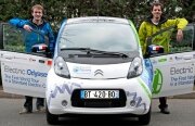 Doi tineri vor face înconjurul lumii în premieră cu o maşină electrică