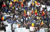 Românii nu renunţă! Protestatarii se strâng în Piaţa Victoriei. Peste 10.000 de oameni vor participa la miting