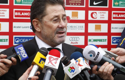 Dinu şi eternul său război cu Piţurcă: "Nu are nici un sens turneul naţionalei. Ne facem că muncim"