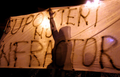 FOTO Povestea unei seri departe de stadion, în Piaţa Universităţii » Cum tac bastoanele şi cîntă fularele