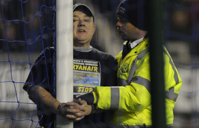 VIDEO Încătuşat de poartă » Protest neobişnuit la meciul Everton - Man. City (1-0)