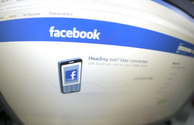 Facebook îşi începe povestea bursieră. Zuckerberg păstrează controlul asupra companiei