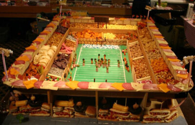 FOTO Aşa arată stadionul pe care se va juca Super Bowl construit din cartofi prajiţi şi şuncă :)