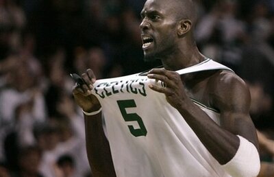 Kevin Garnett a intrat în istoria NBA depăşind 10.000 de recuperări