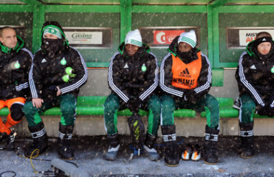 Îngheţaţi! » Meciul lui Bănel a fost suspendat după numai nouă minute