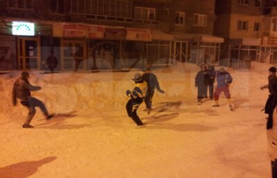 VIDEO Fotbalul salvează România! Vezi cum şi-au petrecut noaptea copiii din Focşani :D