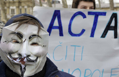 Există speranţă: Cehia şi Polonia suspendă ratificarea ACTA