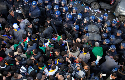 Violenţele continuă în Africa » 17 poliţişti răniţi după un meci de fotbal din Algeria