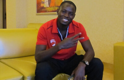 Camerunezul adus să dea probe la Dinamo a devenit sinistrat în Bucureşti: "Port acelaşi tricou de o săptămînă!" :)