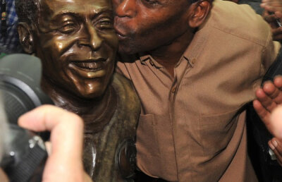 Pele a inaugurat un bust al său la stadionul care va găzdui finala Cupei Africii pe Naţiuni
