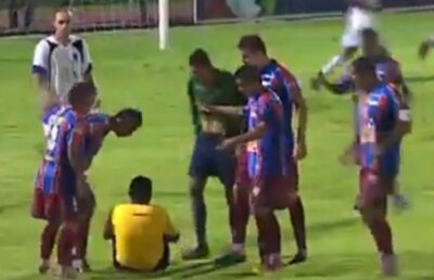 VIDEO I-a oprit poliţia! Jucătorii unei echipe din Brazilia au tăbărît pe "centralul" partidei