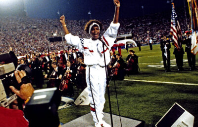 Aproape de perfecţiune! Whitney Houston şi performanţa memorabilă de la Super Bowl 1991