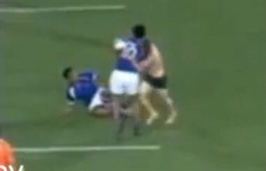 VIDEO Ce tupeu! Un suporter în chiloţi l-a pus jos pe un rugby-ist :)