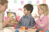 Ei sunt ELEVII din ziua de azi: Poartă scutece, beau cu biberonul şi nu ştiu să deschidă o carte!