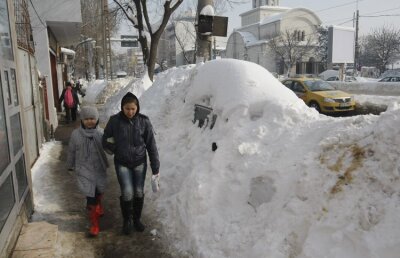 50.000 de oameni, nici un mijloc de transport! Metroul şi RATB-ul nu merg, iar locurile de parcare sînt inutilizabile!
