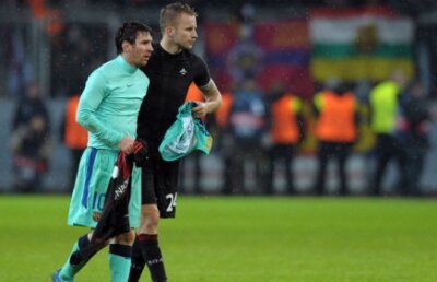 Fără cîştigător! Tricoul lui Messi disputat de Kadlec şi Friedrich va fi scos la licitaţie