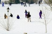 Un nou sport de iarnă a fost inventat la Serbările Zăpezii din Arieşeni - hocheiul cu mătura 