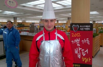 FOTO » Zicu a ajuns "ajutor de bucătar" în Coreea de Sud :D