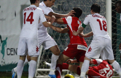 Ce se întîmplă cu fotbaliştii cînd petrec prea multă vreme în cantonamente » "Se împrietenesc, dar se şi ceartă!"